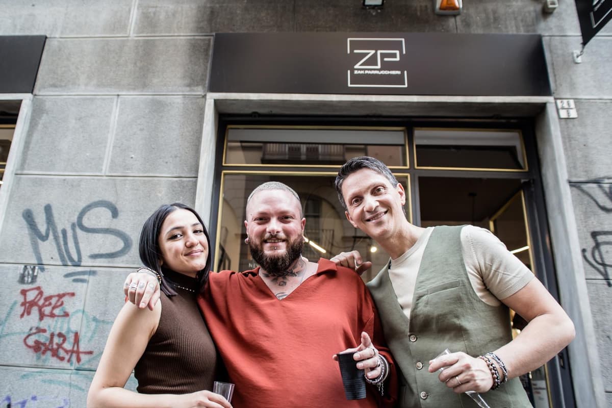 Proprietario e collaboratori di Zak Parrucchieri di fronte il negozio